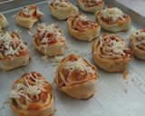 Foto langkah ke 7 dari resep Smoked Beef & Sausage Roll.