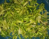 Foto langkah ke 2 dari resep Tumis daun dan bunga pepaya.