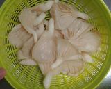 Foto langkah ke 1 dari resep Jamur Tiram Crispy Goreng Tepung Sederhana.