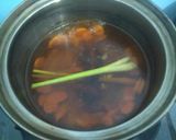 Foto langkah ke 3 dari resep Wedang Kunyit Sereh Gula Aren.