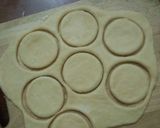 Hình bước làm 2 của món Làm bánh Donut bằng chảo