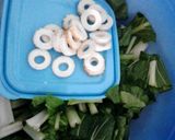 Foto langkah ke 1 dari resep Sauteed Green Caisim and Fish Cake with Soy Sauce (Tumis caisim fish cake kecap asin).