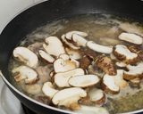 Gambar langkah 3 resipi Sup Ayam Shiitake.