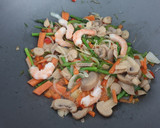 Foto del paso 4 de la receta: Wok de arroz con espárragos y gambas