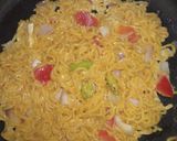 चीजी मैगी ऑमलेट (cheesy maggi omellete recepie in hindi) रेसिपी चरण 2 फोटो