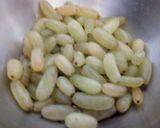 A picture of step 1 of Khatti meethi angur chutney (grapes).