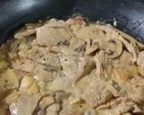 Foto del paso 7 de la receta: Cerdo,manzana,cebolla y champiñones con papas rústicas y lechuga