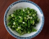 Hình bước làm 1 của món Trứng chiên hành lá