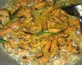 Foto langkah ke 3 dari resep Tumis kerang bumbu kuning cabe hijau.
