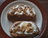 Foto del paso 3 de la receta: Tostadas con queso crema y nueces