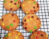 Foto langkah ke 11 dari resep Cookies M&M -joyofbaking.com.
