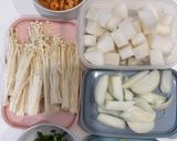 Hình bước làm 1 của món Cơm nhà với nạc lưng heo xào sả cốt dừa, salad hoa quả nhiệt đới, canh củ cải tôm khô nấm kim châm