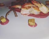 Foto del passaggio 1 della ricetta Gamberi scottati su crema di barbabietola, patate a cubetti e patate dolci al forno e chips di bucce