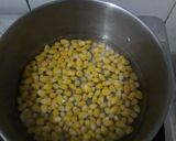 Foto langkah ke 2 dari resep Dadar gulung jagung hitam putih.