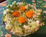 Une image de l'étape 8 de Salade de courgettes râpées,scarole et tagetes (sauce curry).
