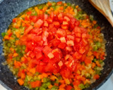 Foto del paso 5 de la receta: Escalopines de ternera en salsa de pimientos y tomate