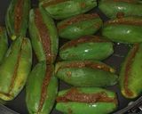 A picture of step 6 of Parwar aur baigan ki kaluji.