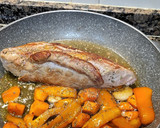 Foto del paso 3 de la receta: Solomillo en salsa con champiñones, puré de patata y compota de pera
