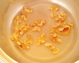 Foto del paso 2 de la receta: Ensalada tibia de rúcula con queso y nueces