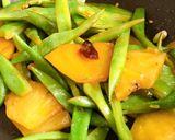 Hình bước làm 3 của món 🌱 Đậu Que Dẹp Xào Khóm Chay (Vegan)