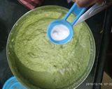 पालक मटर नमकीन पैन केक (Palak matar namkeen pan cake recipe in Hindi) रेसिपी चरण 4 फोटो