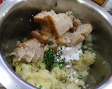 A picture of step 2 of Mutton mince staffing in potato cutlets.