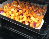 Édesburgonya sült lila hagymával recept fázis 7 fotója