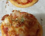 Foto del paso 2 de la receta: Mini pizzas de bacon, jamón y cebolla
