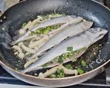 Zöldfűszeres sült makréla rozmaringos shimeji gombával recept fázis 3 fotója