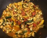 Une image de l'étape 8 de Courgettes bicolores et tomates à l'ail, basilic et persil.