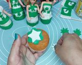 A picture of step 6 of Ready-made cupcakes with Fondant topper independence day theme.