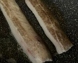 Foto del paso 5 de la receta: Bacalao skrei con gambones al ajillo, sobre cama de pimientos