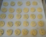 Foto langkah ke 6 dari resep Butter Cookies with Choco Chips.