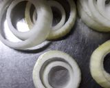 Foto del paso 1 de la receta: Cebollas y muzzarella rebozadas con hamburguesas de carne