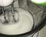 Foto del paso 3 de la receta: Tarta de queso con coulis de fresa decorado con besos de merengue