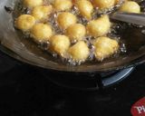 A picture of step 3 of Urad Dal ki curd pakodi chat.