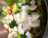 Foto del paso 1 de la receta: Sopa de caldo de verduras con galets y huevo rallado
