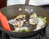 รูปขั้นตอนการทำที่ 4 ของ "ข้าวไข่ข้นกุ้งผัดพริก" ด้วยข้าวญี่ปุ่นโนริตาเกะ