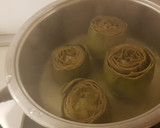 Foto del paso 1 de la receta: Alcachofas rellenas de setas shimeji y cebolla con espárragos