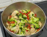 Foto langkah ke 5 dari resep Tumis Brokoli Bakso.
