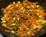 Une image de l'étape 4 de Riz aux légumes et porc effiloché.