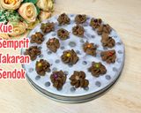 Foto langkah ke 7 dari resep Kue semprit wajan.