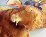 Foto del paso 6 de la receta: Empanaditas fritas de queso, queso con salame y queso de cabra con tomates