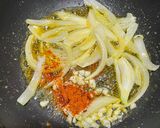 Foto langkah ke 2 dari resep Creamy Garlic Chilli Prawn Pasta.