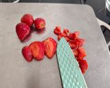 Foto langkah ke 1 dari resep Fresh Strawberry Honey Soda.