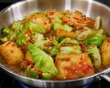 Foto langkah ke 3 dari resep Tumis Tahu Pedas Okra & Lettuce.