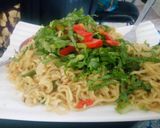 A picture of step 1 of Noodles with salad.
