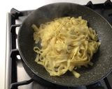Foto del passaggio 4 della ricetta Fettuccine con crema di peperone, crumbl e ricotta salata