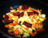 Foto del paso 4 de la receta: Chistorra con patata y zanahoria al miel de romero