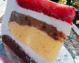 Pas rețetă Tort cu jeleu de căpșuni, cremă de vanilie și brânză dulce 6 fotografie
